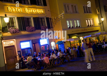 Restaurants dans Niederdorfstrasse, Hirschenplatz square, vie nocturne, Kunsthaus, Zurich, Switzerland, Europe Banque D'Images