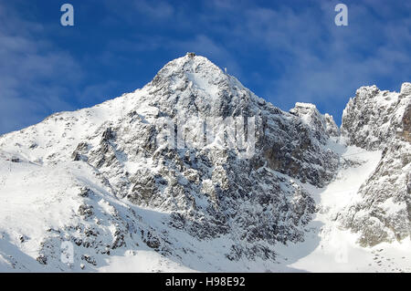 La vue sur l'Lomnicky Stit et ascenseur à Tatranska Lomnica, Slovaquie, Hautes Tatras. Banque D'Images