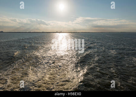 Service derrière le ferry depuis le continent pour Vlieland avec à l'horizon de la ville de Harlingen aux Pays-Bas Banque D'Images