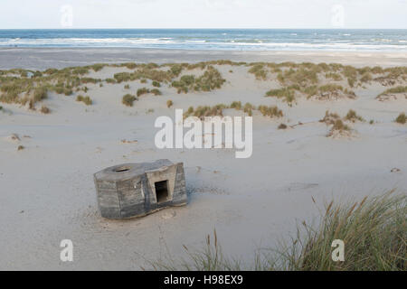 Vieux bunker allemand sur l'île de Terschelling aux Pays-Bas, une partie du mur de l'Atlantique, un plus de 5000 kilomètres de long ligne de défense, qui Banque D'Images