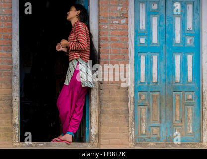 Fille locale en porte dans le village de Shankhu Patichaurin la région de Balthali au Népal Banque D'Images