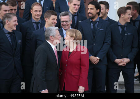 Bastian Schweinsteiger, Benedikt Hoewedes, Thomas Mueller, Joachim Gauck, Thomas de Maizière, Angela Merkel, Matthias Ginter, Sami Khedira, Mesut Oezi Banque D'Images