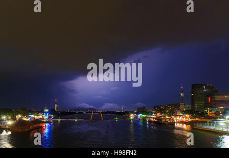 Wien, Vienne : orage sur le Nouveau Danube, à l'amusement miles ville engloutie, Copa Cagrana et l'Donaucity (de gauche à droite), 22, Vienne,. Banque D'Images