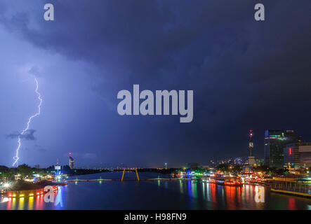 Wien, Vienne : orage sur le Nouveau Danube, à l'amusement miles ville engloutie, Copa Cagrana et l'Donaucity (de gauche à droite), 22, Vienne,. Banque D'Images