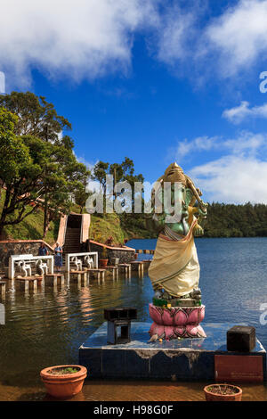 Statue du dieu hindou le dieu Ganesh à l'extérieur de temple sur le lac sacré de Grand Bassin, l'île Maurice. Banque D'Images