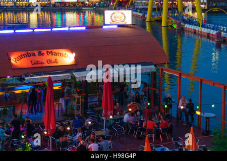 Wien, Vienne : ville flottante sur le nouveau restaurant Danube, 22, Wien, Autriche. Banque D'Images