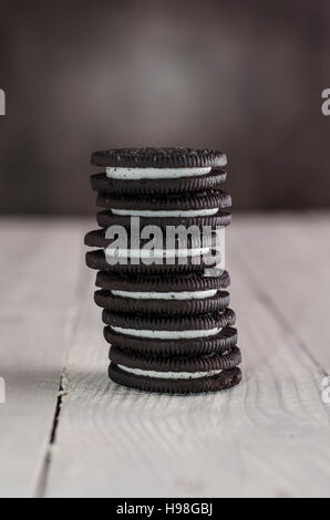 Les cookies au chocolat avec crème vanille le remplissage, Close up Banque D'Images