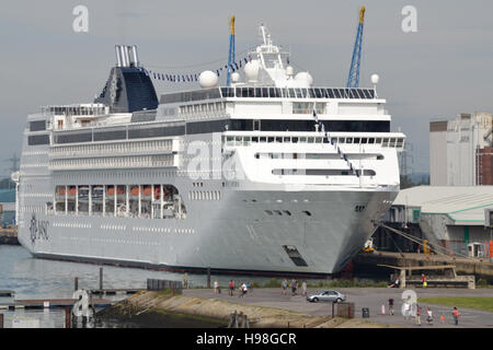 Le navire de croisière MSC Opera ancrées à Southampton docks, le peuple au premier plan de donner le sens de l'échelle. Banque D'Images