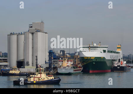 Svitzer Bristol et MV Wallenius Wilhelmsen Salomé avec le pétrolier Whitonia en plus, amarré au quai de Southampton. Banque D'Images