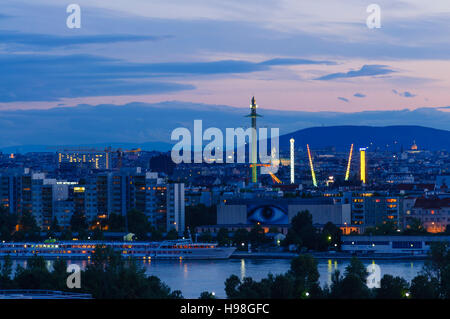 Wien, Vienne : Danube, Prater et de grands immeubles, de Wienerberg montagnes du Wienerwald, 22, Wien, Autriche. Banque D'Images