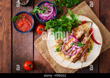 Lula émincé de poulet grillé kebab (Turquie) sur la plaque. Vue d'en haut Banque D'Images
