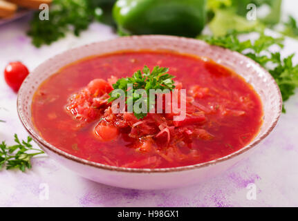 Bortsch Russe Ukrainien traditionnel soupe de légumes sur fond clair Banque D'Images