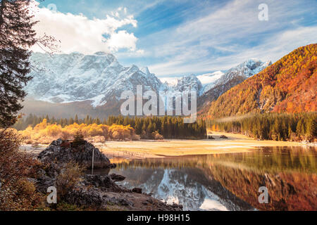 Lever du soleil sur le lac au cours d'un automne coloré Banque D'Images
