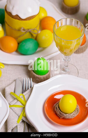 Joyeuses Pâques ! Table de Pâques pour la servir, dans le jaune. Banque D'Images