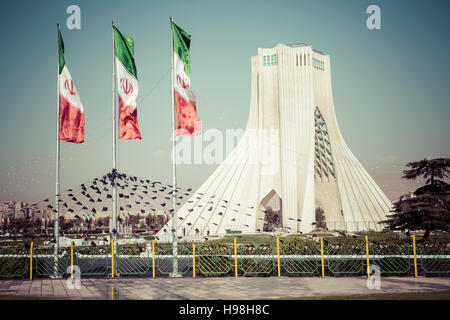 Téhéran, Iran - 03 octobre, 2016 : Tour Azadi avec flasgs d'Iran, Téhéran, Iran Banque D'Images