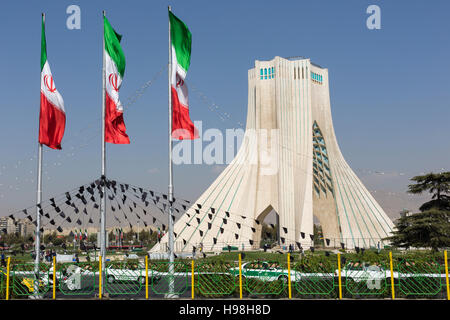 Téhéran, Iran - 03 octobre, 2016 : Tour Azadi avec flasgs d'Iran, Téhéran, Iran Banque D'Images