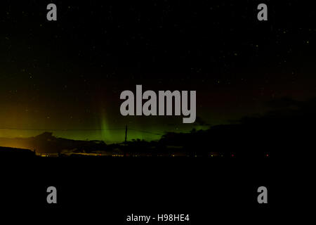 Northern Lights vu au nord de l'écosse mer et une oronind shooting star Banque D'Images