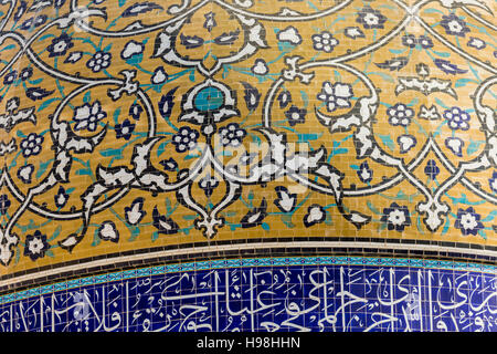 YAZD, IRAN - Octobre 07, 2016 : la mosquée de Yazd en Iran. La mosquée est couronnée par une paire de minarets. Banque D'Images