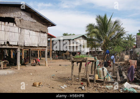 PAKXE, LAOS - février 25, 2016 : village traditionnel de groupe minoritaire proche de Pakxe, le 25 février 2016 au Laos, Asie Banque D'Images