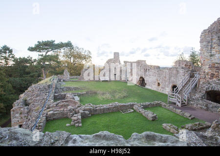 Vue générale du château de Dirleton, East Lothian, Scotland prises en fin d'après-midi d'un jour nuageux, d'automne en 2016. Banque D'Images