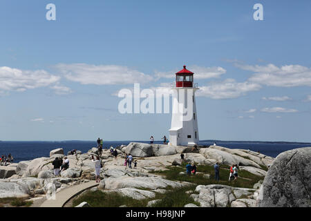 Le phare de Peggy's Point, à côté du village côtier de Peggy's Cove, en Nouvelle-Écosse, Canada. Banque D'Images