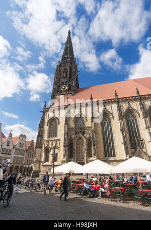 Les gens assis à un café en plein air avant de l'Église Saint-lambert à Munster, Allemagne, Europe Banque D'Images