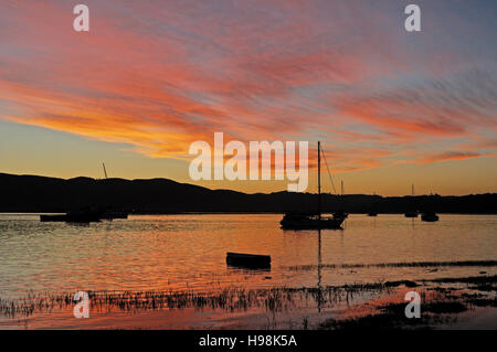 L'Afrique du Sud, Route des Jardins : bateaux et le coucher du soleil dans le port de Thesen Islands, un multi-primé dans le développement de la marina de l'estuaire de Knysna Banque D'Images