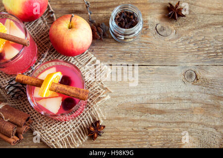 Délicieux cidre de pomme et canneberge de fête (de) - des boissons de Noël, copy space Banque D'Images
