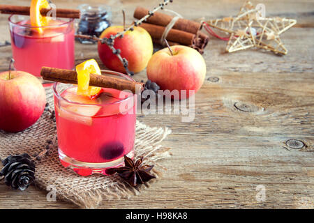 Délicieux cidre de pomme et canneberge de fête (de) - des boissons de Noël, copy space Banque D'Images
