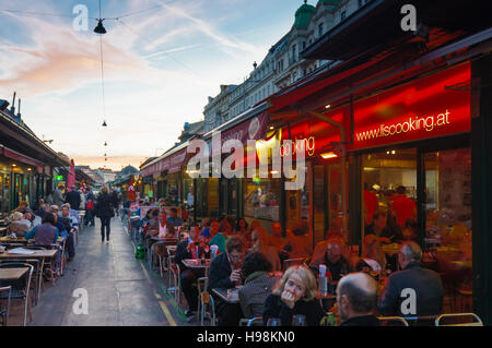 Wien, Vienne : marché Naschmarkt, open air street restaurant, 06, Wien, Autriche. Banque D'Images