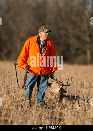 Un chasseur de cerf avec un grand Buck Whitetail Banque D'Images