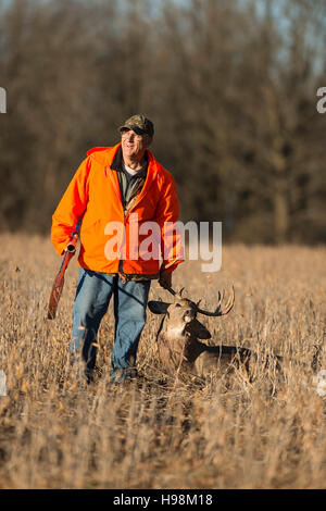 Un chasseur de cerf avec un grand Buck Whitetail Banque D'Images