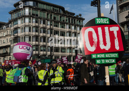 Londres, Royaume-Uni. 19 Nov, 2016. Des milliers d'étudiants et d'universitaires participent à la manifestation nationale "Unis pour l'éducation", organisée par le Syndicat national des étudiants (NUS) et l'université et collège Union (UCU) dans le centre de Londres. Les manifestants protestent contre le gouvernement de l'enseignement supérieur du projet de loi qui va conduire à l'augmentation des frais de scolarité, la marchéisation des universités, les fermetures de collège et l'insécurité de l'emploi. Les militants demandent au gouvernement de rétablir les subventions à la ferraille et de prioriser, de l'enseignement supérieur accessible et de qualité pour tous. Credit : Wiktor Szymanowicz/Alamy Vivre sw Banque D'Images