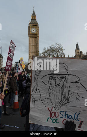 Londres, Royaume-Uni. 19 Nov, 2016. Des milliers d'étudiants et d'universitaires participent à la manifestation nationale "Unis pour l'éducation", organisée par le Syndicat national des étudiants (NUS) et l'université et collège Union (UCU) dans le centre de Londres. Les manifestants protestent contre le gouvernement de l'enseignement supérieur du projet de loi qui va conduire à l'augmentation des frais de scolarité, la marchéisation des universités, les fermetures de collège et l'insécurité de l'emploi. Les militants demandent au gouvernement de rétablir les subventions à la ferraille et de prioriser, de l'enseignement supérieur accessible et de qualité pour tous. Credit : Wiktor Szymanowicz/Alamy Vivre sw Banque D'Images