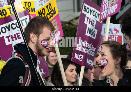 Londres, Royaume-Uni. 19 Nov, 2016. Des milliers d'étudiants et d'universitaires participent à la manifestation nationale "Unis pour l'éducation", organisée par le Syndicat national des étudiants (NUS) et l'université et collège Union (UCU) dans le centre de Londres. Les manifestants protestent contre le gouvernement de l'enseignement supérieur du projet de loi qui va conduire à l'augmentation des frais de scolarité, la marchéisation des universités, les fermetures de collège et l'insécurité de l'emploi. Les militants demandent au gouvernement de rétablir les subventions à la ferraille et de prioriser, de l'enseignement supérieur accessible et de qualité pour tous. Credit : Wiktor Szymanowicz/Alamy Vivre sw Banque D'Images