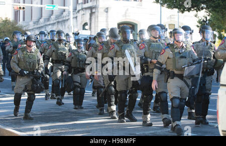 Les agents de dps en tenue de garder les marcheurs de la matière blanche vit en dehors de ceux qui protestaient contre eux près de la capitale du Texas. Banque D'Images