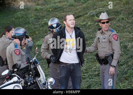 Austin, USA. 19 Nov, 2016. Austin, Texas USA Novembre 19, 2016 : Plusieurs personnes ont été arrêtées en tant que membres de la suprématie blanche qui protestent contre l'inauguration d'un monument situé face à l'encontre des manifestants dans une heure-long clash samedi à la Texas Capitol. Aucun blessé n'a été signalé. Credit : Bob Daemmrich/Alamy Live News Banque D'Images