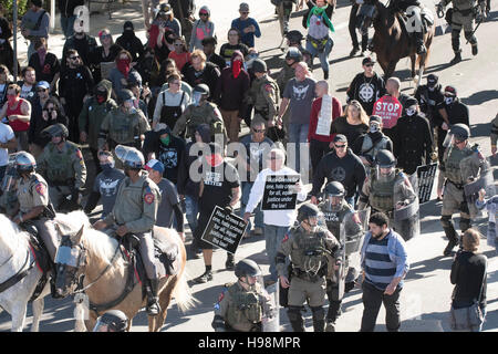 Les agents de dps en tenue de garder les marcheurs de la matière blanche vit en dehors de ceux qui protestaient contre eux près de la capitale du Texas. Banque D'Images