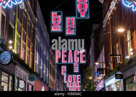 Londres, Royaume-Uni. 19 novembre 2016. Les lumières de Noël annuel sont vus sur Carnaby Street, la rue foule shoppers un samedi soir. Crédit : Stephen Chung / Alamy Live News Banque D'Images