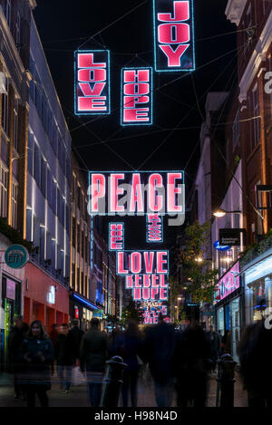 Londres, Royaume-Uni. 19 novembre 2016. Les lumières de Noël annuel sont vus sur Carnaby Street, la rue foule shoppers un samedi soir. Crédit : Stephen Chung / Alamy Live News Banque D'Images