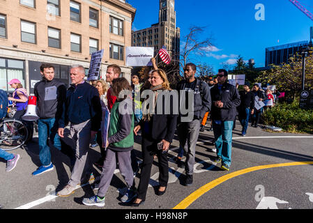 New York, USA. 19 novembre, 2016. Councilmember ville Jimmy van Bramer et le président du Conseil Mark Melissa Viverito laisse une marche de l'emporter sur les manifestants de Long Island City, Queens, à Manhattan, pour protester contre l'extérieur Trump Tower. Queens est l'arrondissement le plus diversifié dans la ville de New York et de l'enfance accueil de Donald Trump, Crédit : Stacy Walsh Rosenstock/ Alamy Live News Banque D'Images