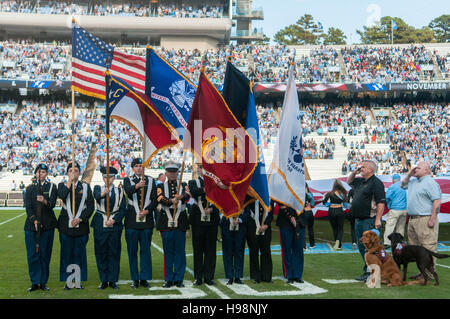 Chapel Hill, Caroline du Nord, États-Unis. 19 Nov, 2016. 19 novembre 2016 - Chapel Hill, NC, Etats-Unis - une garde d'honneur militaire conjointe présente les couleurs devant un NCAA football match entre la North Carolina Tar Heels et la Citadelle à Bulldogs Kenan Memorial Stadium à Chapel Hill, N.C. Caroline du Sud a gagné le match, 41-7. © Timothy L. Hale/ZUMA/Alamy Fil Live News Banque D'Images