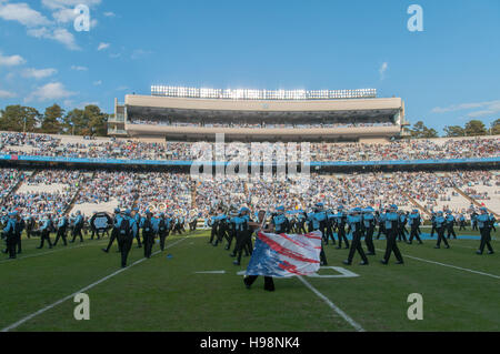 Chapel Hill, Caroline du Nord, États-Unis. 19 Nov, 2016. 19 novembre 2016 - Chapel Hill, NC, USA - l'Université de Caroline du Nord marchant Tar Heels effectuer la musique d'avant-match avant un match de football NCAA entre le North Carolina Tarheels et la Citadelle à Bulldogs Kenan Memorial Stadium à Chapel Hill, N.C. Caroline du Sud a gagné le match, 41-7. © Timothy L. Hale/ZUMA/Alamy Fil Live News Banque D'Images