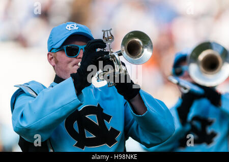 Chapel Hill, Caroline du Nord, États-Unis. 19 Nov, 2016. 19 novembre 2016 - Chapel Hill, NC, USA - l'Université de Caroline du Nord marchant Tar Heels effectuer la musique d'avant-match avant un match de football NCAA entre le North Carolina Tar Heels et la Citadelle à Bulldogs Kenan Memorial Stadium à Chapel Hill, N.C. Caroline du Sud a gagné le match, 41-7. © Timothy L. Hale/ZUMA/Alamy Fil Live News Banque D'Images