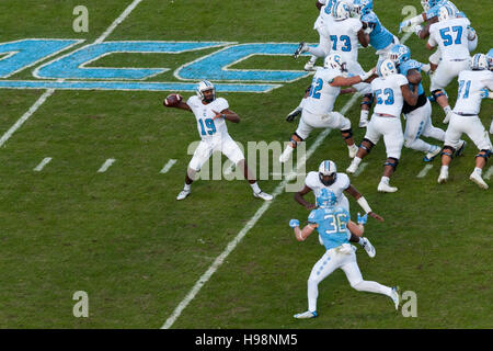 Chapel Hill, Caroline du Nord, États-Unis. 19 Nov, 2016. 19 novembre 2016 - Chapel Hill, NC, USA - Bulldogs Citadelle quarterback Dominique Allen (19) a l'air d'adopter au cours de la première moitié d'un NCAA football match entre la North Carolina Tar Heels et la Citadelle à Bulldogs Kenan Memorial Stadium à Chapel Hill, N.C. Caroline du Sud a gagné le match, 41-7. © Timothy L. Hale/ZUMA/Alamy Fil Live News Banque D'Images