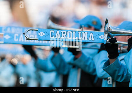 Chapel Hill, Caroline du Nord, États-Unis. 19 Nov, 2016. 19 novembre 2016 - Chapel Hill, NC, USA - l'Université de Caroline du Nord marchant Tar Heels effectuer la musique d'avant-match avant un match de football NCAA entre le North Carolina Tar Heels et la Citadelle à Bulldogs Kenan Memorial Stadium à Chapel Hill, N.C. Caroline du Sud a gagné le match, 41-7. © Timothy L. Hale/ZUMA/Alamy Fil Live News Banque D'Images