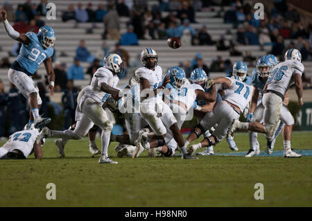 Chapel Hill, Caroline du Nord, États-Unis. 19 Nov, 2016. 19 novembre 2016 - Chapel Hill, NC, USA - Bulldogs Citadelle quarterback Dominique Allen (19) emplacements la balle pendant la deuxième moitié de la NCAA football match entre la North Carolina Tar Heels et la Citadelle à Bulldogs Kenan Memorial Stadium à Chapel Hill, N.C. Caroline du Sud a gagné le match, 41-7. © Timothy L. Hale/ZUMA/Alamy Fil Live News Banque D'Images