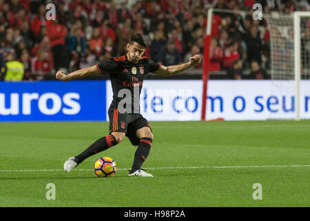 19 novembre, 2016. Lisbonne, Portugal. Le milieu de terrain portugais du Benfica Pizzi (21) en action pendant le jeu SL Benfica vs CS Maritimo Crédit : Alexandre de Sousa/Alamy Live News Banque D'Images