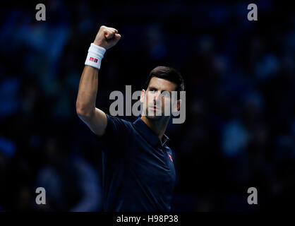 Londres, Royaume-Uni. 19 Nov, 2016. Novak Djokovic la Serbie de célèbre après la demi-finale des célibataires avec Kei Nishikori du Japon à la 2016 ATP World Tour finals à l'O2 Arena de Londres, Grande-Bretagne, le 19 novembre 2016. Djokovic a gagné 2-0. Credit : Han Yan/Xinhua/Alamy Live News Banque D'Images