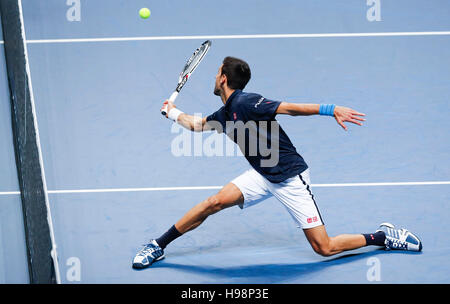 Londres, Royaume-Uni. 19 Nov, 2016. Novak Djokovic la Serbie de concurrence au cours de la demi-finale des célibataires avec Kei Nishikori du Japon à la 2016 ATP World Tour finals à l'O2 Arena de Londres, Grande-Bretagne, le 19 novembre 2016. Djokovic a gagné 2-0. Credit : Han Yan/Xinhua/Alamy Live News Banque D'Images